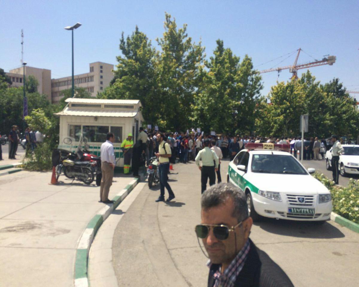 هواداران استقلال مقابل مجلس: وزیر پرسپولیسی نمی خوایم