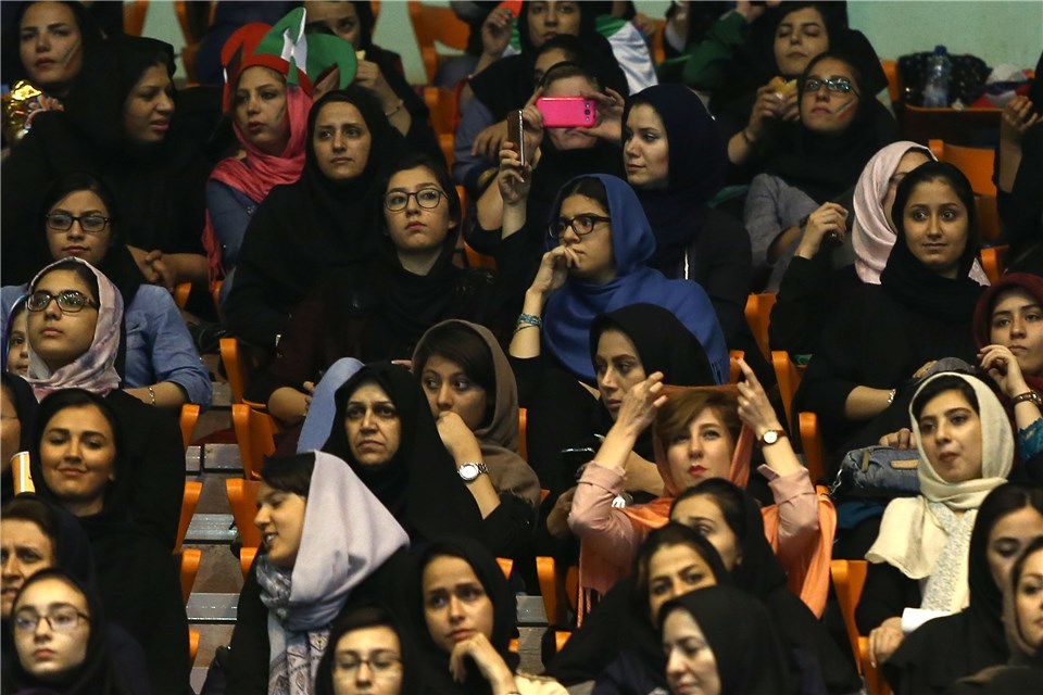 توجه عکاس سایت جهانی والیبال به بانوان تماشاگر والیبال(+گزارش تصویری)