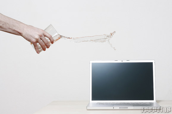 اگر مایعات روی لپتاپمان ریخت چه کنیم؟ اگر مایعات روی لپتاپمان ریخت چه کنیم؟