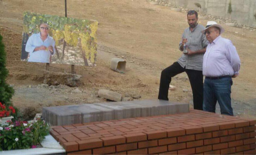 نصب سنگ مزار کیارستمی (عکس)