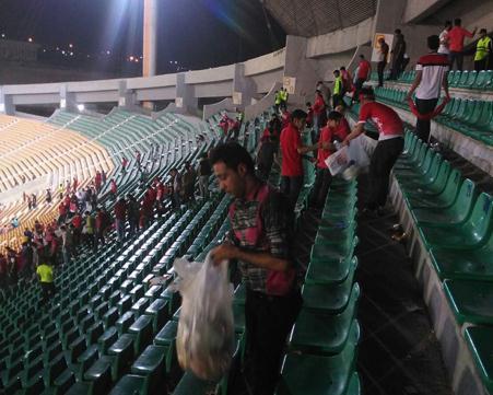 هواداران پرسپولیس ورزشگاه را تمیز کردند (+عکس)