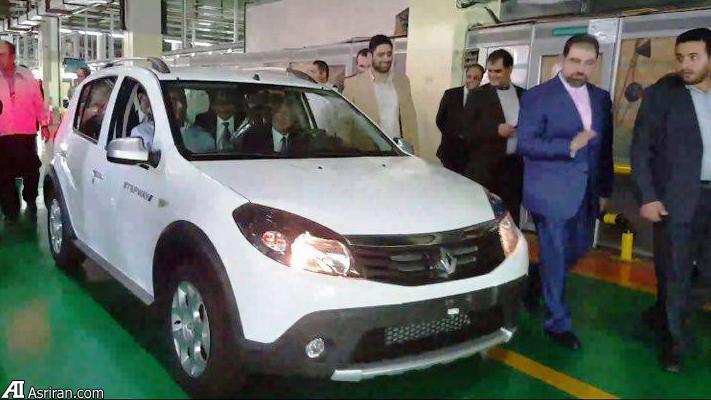 رانندگی رئیس مجلس فرانسه با ساندروی جدید در پارس خودرو (+عکس)