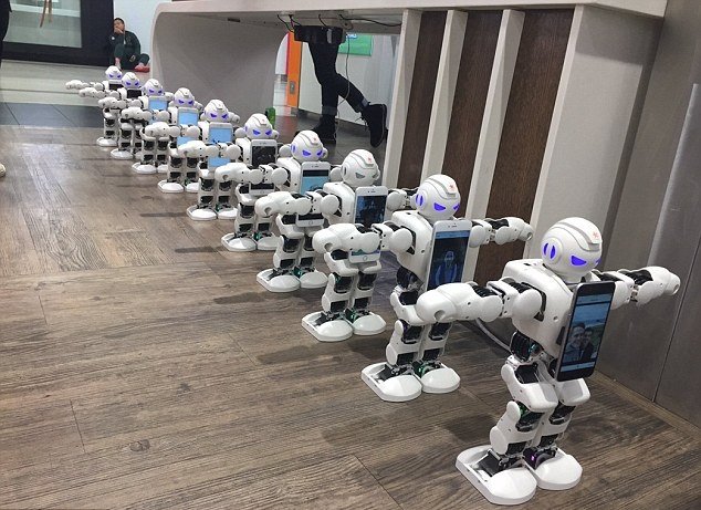 ربات‌ها در صف خرید آیفون 7 (+عکس)