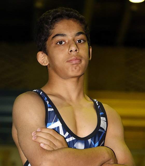 به کشتی گیر نوجوان کمک کنید