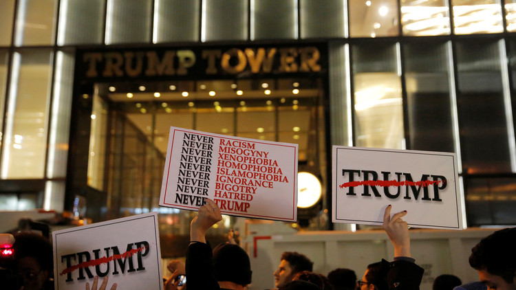 تظاهرات علیه ترامپ در چند شهر آمریکا / شعار معترضین: 