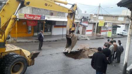 نشست زمین در پلدختر بر اثر بارندگی (+عکس)