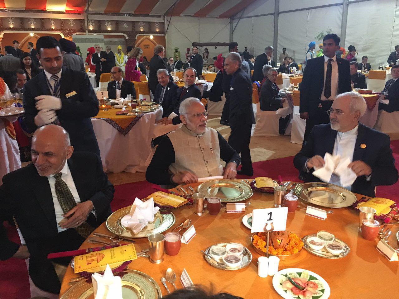 حضور ظریف در ضیافت شام نخست‌وزیر هند (+عکس)