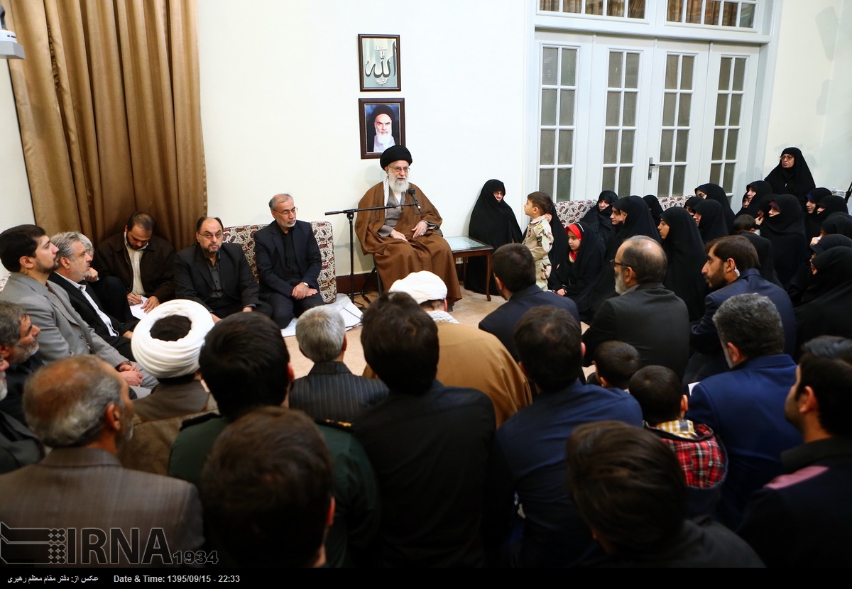 دیدار جمعی از خانواده‌های شهدای مدافع حرم با مقام معظم رهبری (+عکس)