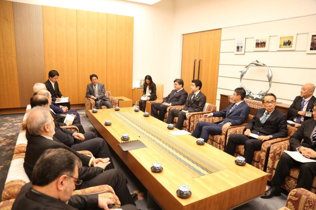 دیدار ظریف با نخست‌ وزیر ژاپن