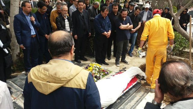 مراسم تشییع یک روزنامه‌نگار پیشکسوت (+عکس)