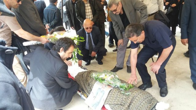 مراسم تشییع یک روزنامه‌نگار پیشکسوت (+عکس)