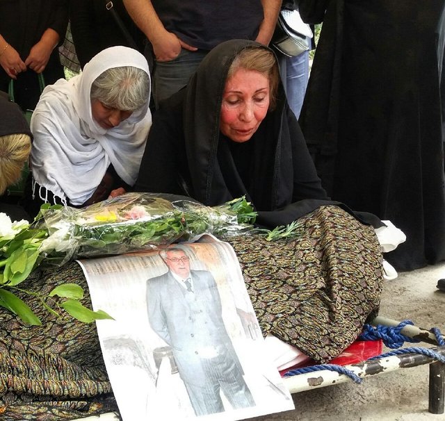 مراسم تشییع یک روزنامه‌نگار پیشکسوت (+عکس)