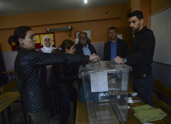 پیروزی لب مرزی حامیان اردوغان در همه پرسی ترکیه / حزب مخالف خواستار بازشماری آرا شد