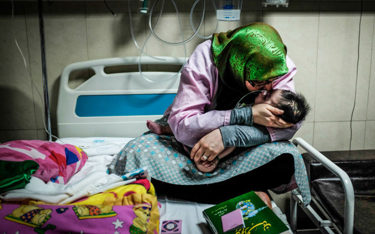 دو ماجرای واقعی از دوران تحریم ها: از «بردن نسخه دارو به ترکیه» تا «ناله های شبانه روزی نوزاد»