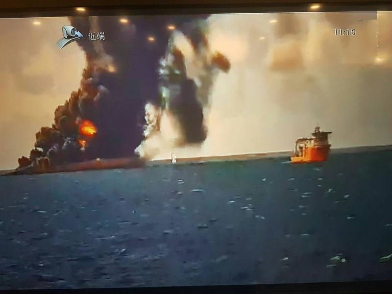 گروه امدادونجات ایرانی در نزدیکی نفتکش (عکس)