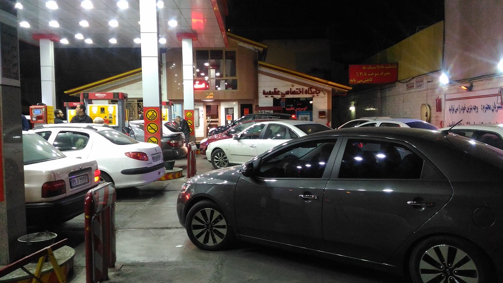صف های طولانی در پمپ بنزین های کرج (+عکس) صف های طولانی در پمپ بنزین های کرج (+عکس)
