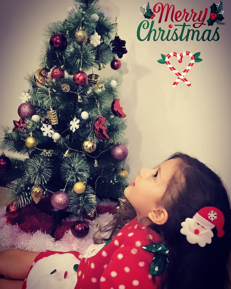 دختر شاهرخ استخری در شب کریسمس (عکس)