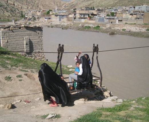 روستاییان ابراهیم آباد معمولان پلی برای عبور از رودخانه ندارند روستاییان ابراهیم آباد معمولان پلی برای عبور از رودخانه ندارند