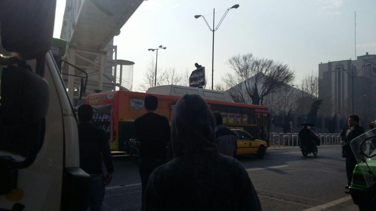 تجمع اتوبوسی مقابل ساختمان مجلس/ اعتراض یک نفره آقای راننده (+ عکس)