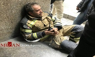 اتفاق عجیب در محل حادثه آتش‌سوزی: فرمانده آتش‌نشان دچار دودگرفتگی شد (+عکس)