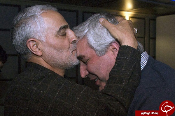 بوسه سردار سلیمانی بر پیشانی حاتمی کیا (عکس)