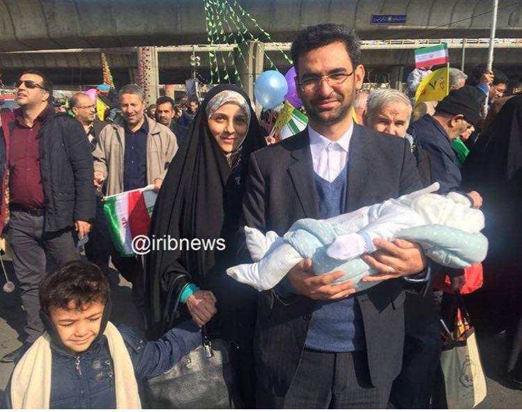 وزير ارتباطات و خانواده در راهپيمايي 22بهمن (عکس)