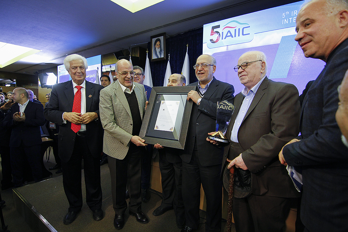 پنجمین همایش خودرو ایران با تجلیل از پیشکسوتان صنعت قطعه سازی پایان یافت