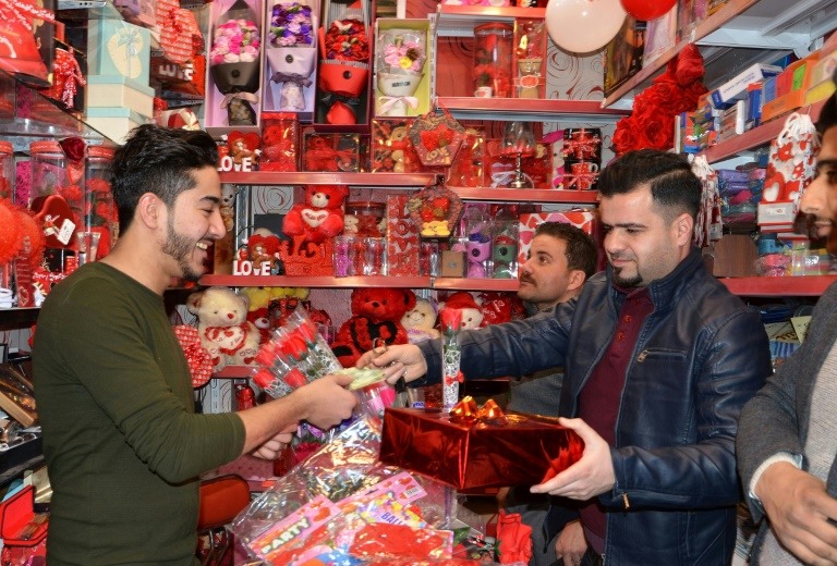 اولین ولنتاین در موصل بعد از داعش / میدان اعدام به فروش خرس و گل ولنتاین تبدیل شد