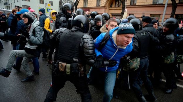 روسیه؛ تظاهرات هزاران حامی تحریم انتخابات و مخالفان پوتین / بازداشت 180 نفر روسیه؛ تظاهرات هزاران حامی تحریم انتخابات و مخالفان پوتین / بازداشت 180 نفر