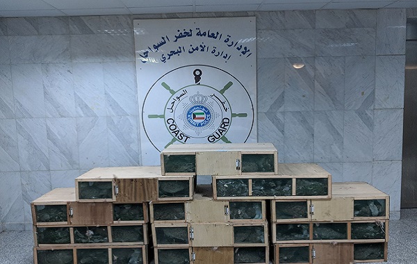 توقیف کشتی ایرانی در کویت به دلیل قاچاق پرنده (+عکس) توقیف کشتی ایرانی در کویت به دلیل قاچاق پرنده (+عکس)