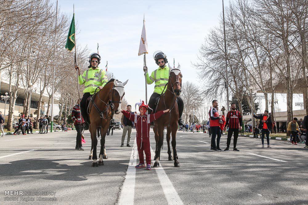 پلیس‌های اسب سوار در مجموعه ورزشگاه آزادی (عکس)