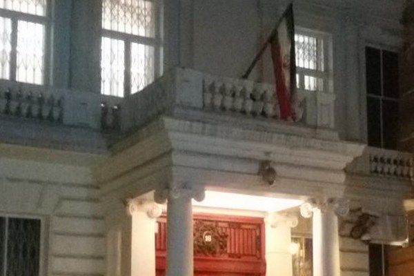اهتزاز پرچم جمهوری اسلامی در سفارت ایران در لندن (+عکس)