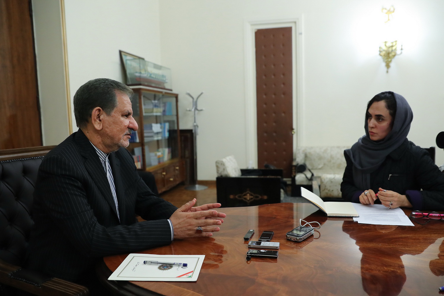 جهانگیری: لحظه به لحظه ی مذاکرات هسته ای به نظر رهبری رسانده می شد / آيت الله خامنه ای حالشان خیلی خوب است و سرحال هستند/ بعد از انتخابات هنوز به طور خصوصي خدمت رهبری نرفته ام جهانگیری: لحظه به لحظه ی مذاکرات هسته ای به نظر رهبری رسانده می شد / آيت الله خامنه ای حالشان خیلی خوب است و سرحال هستند/ بعد از انتخابات هنوز به طور خصوصي خدمت رهبری نرفته ام