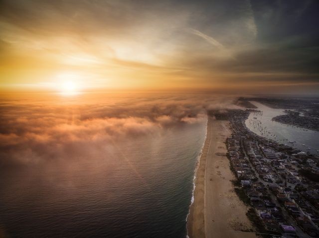 غروب زیبای نیوپورت‌بیچ (عکس)