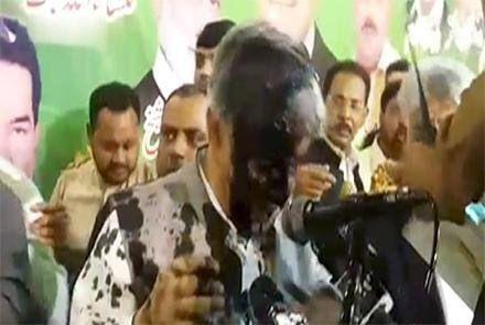 حمله با جوهر به وزیر خارجه پاکستان