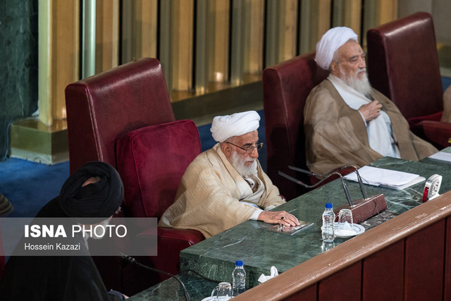 آیت الله جنتی : با کسانی که اقدام به رقصیدن و برداشتن روسری از سر می‌کنند، باید برخورد محکم کرد/ بعد از انقلاب دخترانی که مینی ژوب پوش بودند از میان رفتند