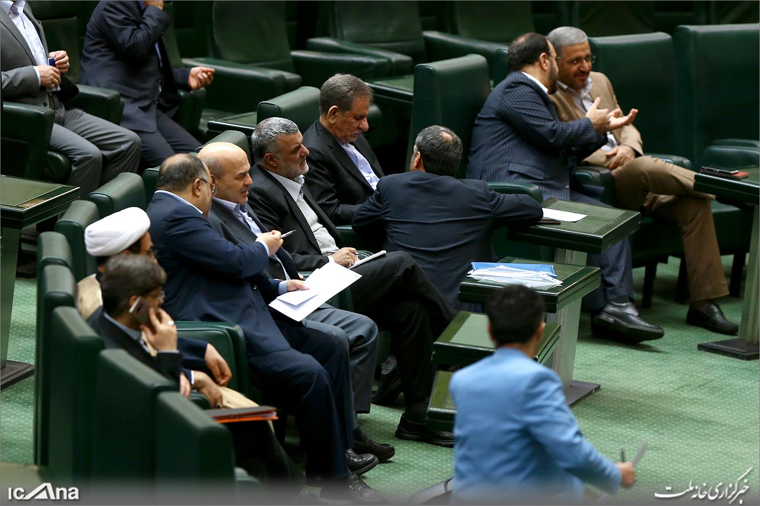 دولتی‌ها دقیقا در مجلس چه می‌کنند؟