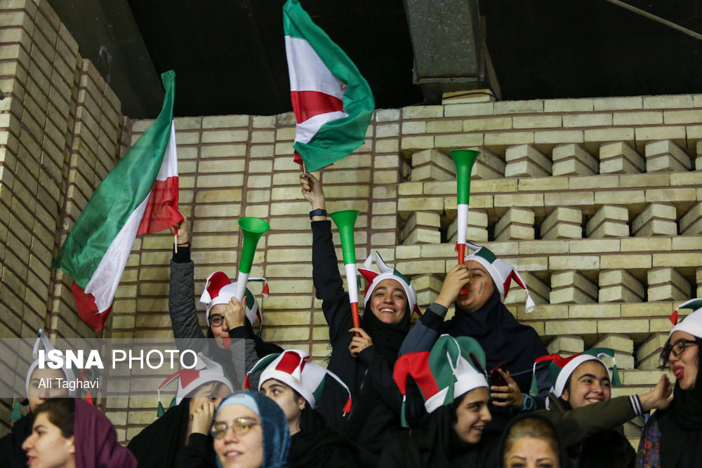 مسابقه تیم‌ملی با حضور بانوان در ورزشگاه بدون درد و خونریزی(+عکس)