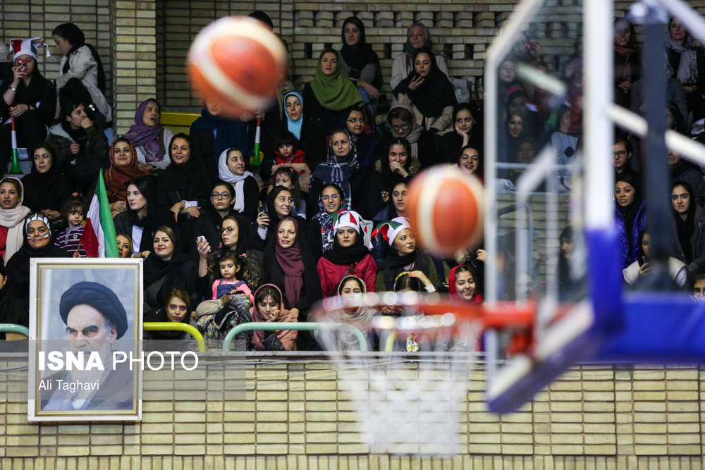 مسابقه تیم‌ملی با حضور بانوان در ورزشگاه بدون درد و خونریزی(+عکس)