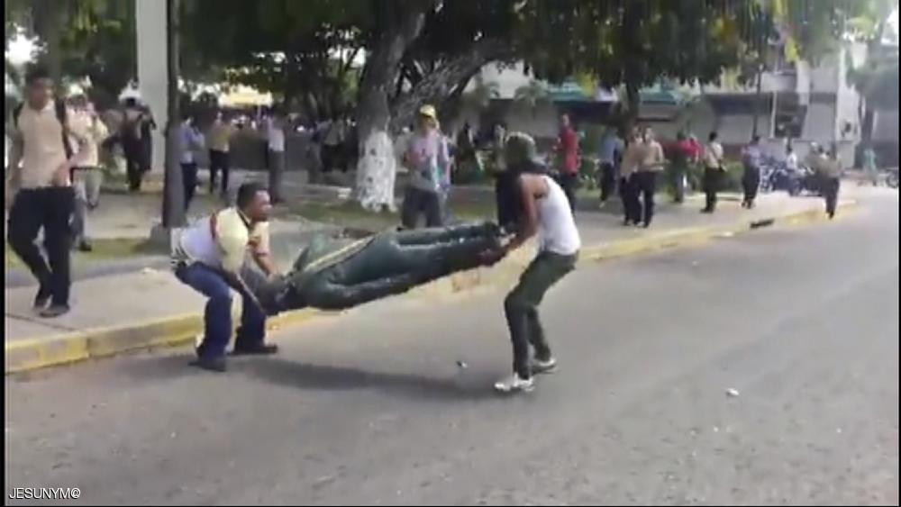 پایین کشیدن و شکستن مجسمه چاوز در ونزوئلا (+عکس)