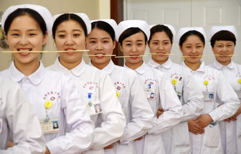 آموزش لبخند زدن به پرستاران چینی (عکس)