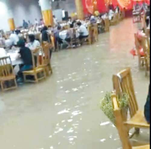 برگزاری مراسم عروسی هنگام وقوع سیل (+عکس)