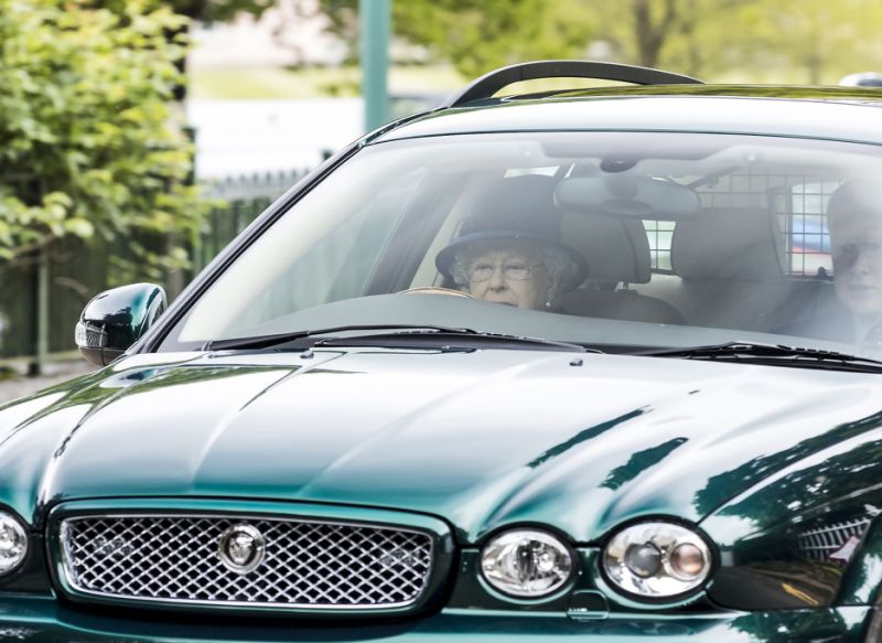 رانندگی ملکه بریتانیا در 91 سالگی (+عکس)