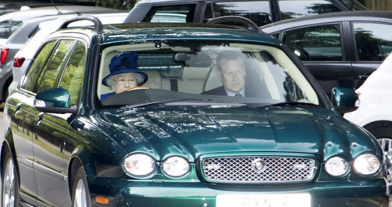 رانندگی ملکه بریتانیا در 91 سالگی (+عکس)