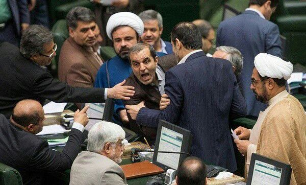 توضیح اینستاگرامی عارف درباره یک عکس حاشیهساز توضیح اینستاگرامی عارف درباره یک عکس حاشیهساز