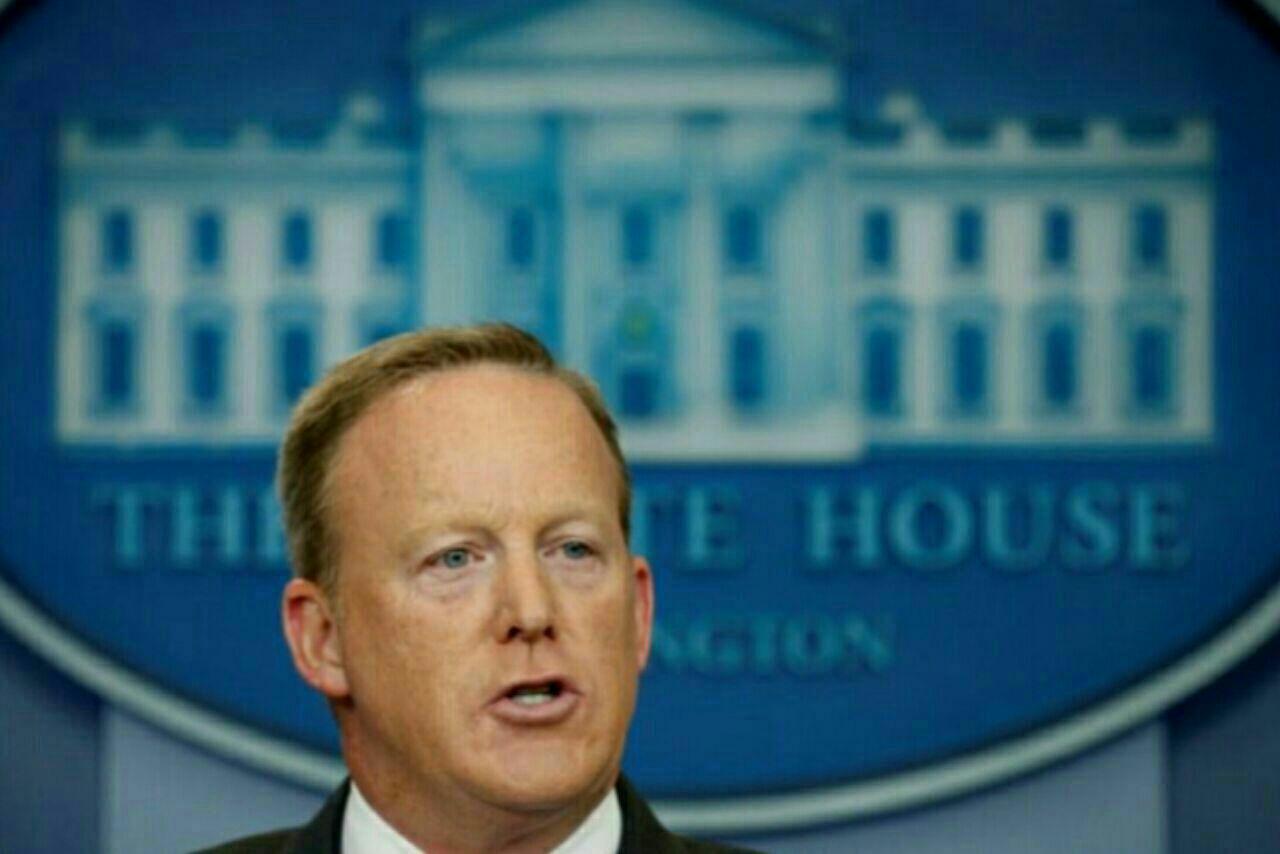 سخنگوی کاخ سفید استعفا کرد