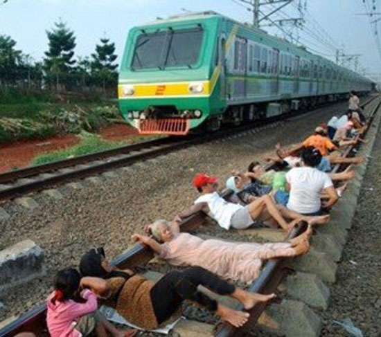 شیوه عجیب مردم اندونزی برای شفا گرفتن! (+عکس)