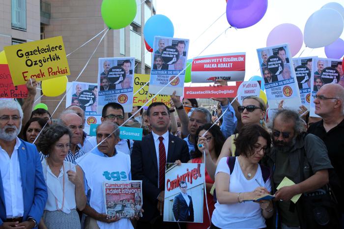 اعتراضات به آغاز محاکمه جمعی 17 روزنامه نگار در ترکیه (+عکس)