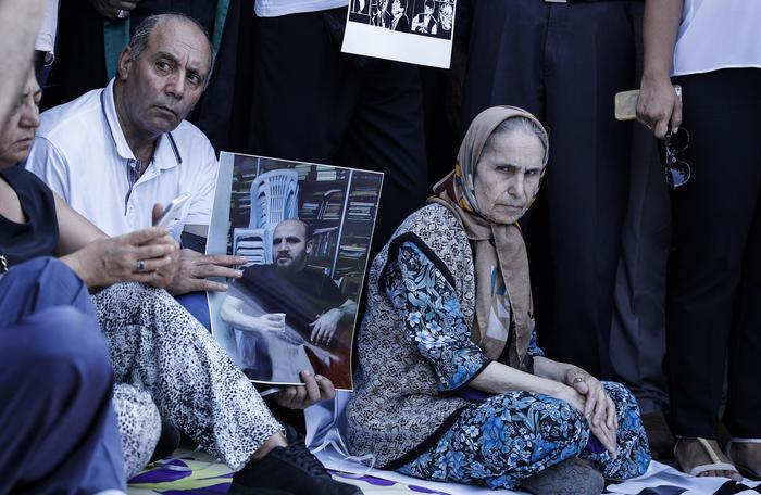 اعتراضات به آغاز محاکمه جمعی 17 روزنامه نگار در ترکیه (+عکس)