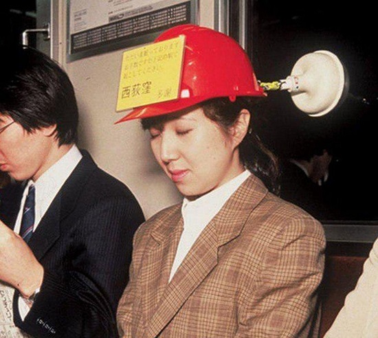 وسیله‌ای برای خواب راحت در مترو (عکس)